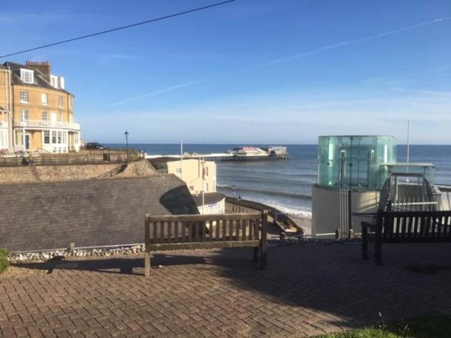 The View. Stylish Modern In Great Location. Cromer